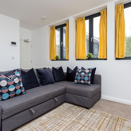 Flat 7- Spacious Studio Flat In The Heart Of Crawley Exterior foto